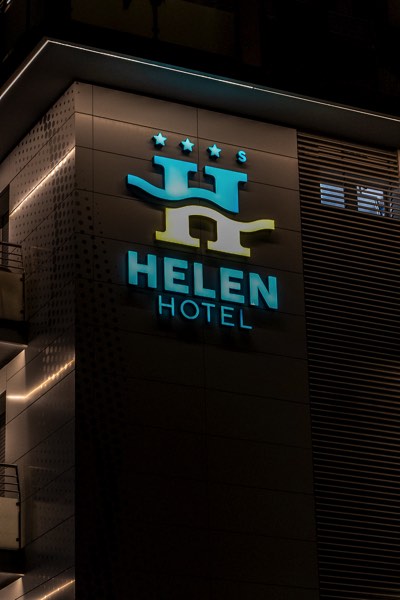 Hotel Helen — l’insegna di notte