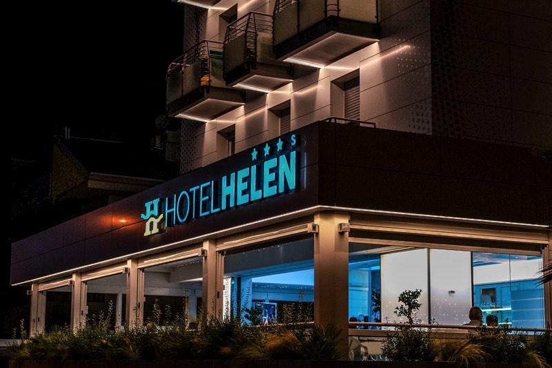 Hotel Helen — l’insegna di notte