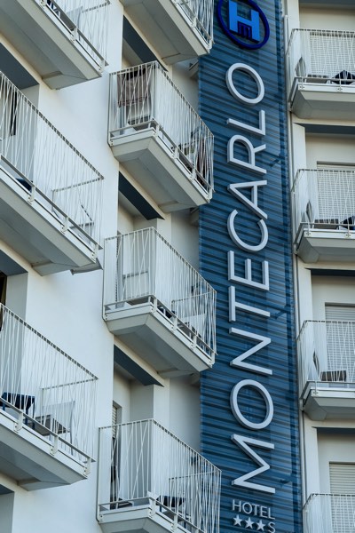 Montecarlo Hotel — l’insegna di giorno