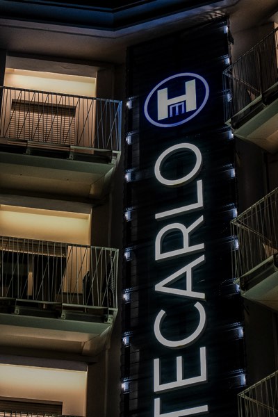 Montecarlo Hotel — l’insegna di notte