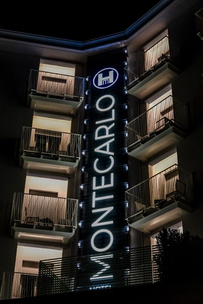 Montecarlo Hotel — l’insegna di notte