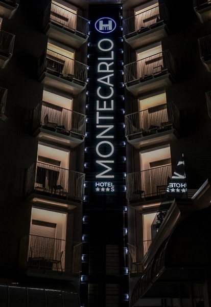 Montecarlo Hotel — l’insegna di notte