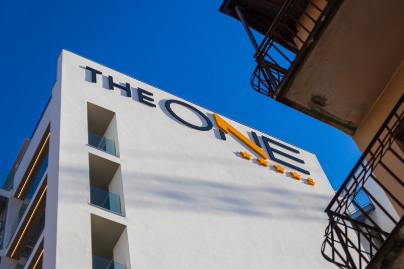 The One — l’insegna di giorno