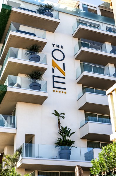 The One — l’insegna di giorno
