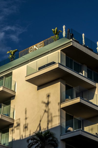 The One — l’insegna di giorno