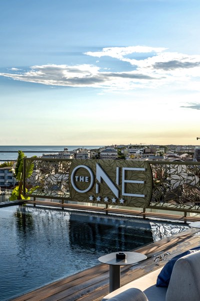 The One — l’insegna di giorno