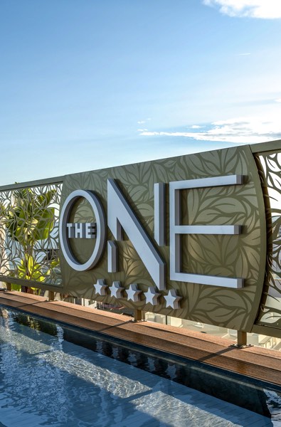 The One — l’insegna di giorno