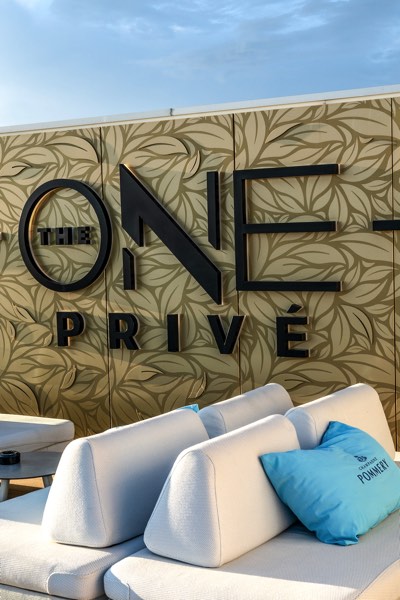 The One — l’insegna di giorno