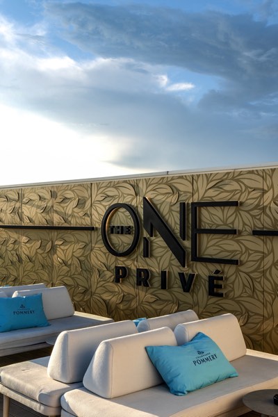The One — l’insegna di giorno