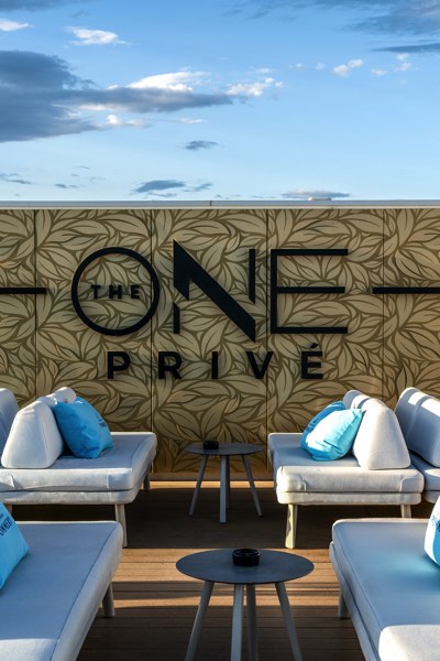 The One — l’insegna di giorno