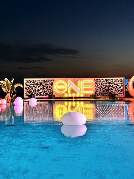 The One — l’insegna di notte