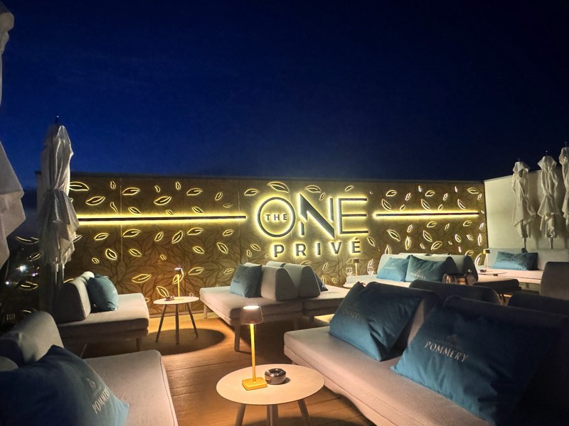 The One — l’insegna di notte