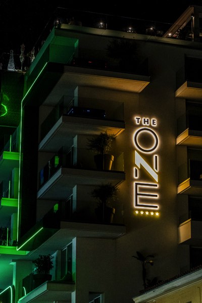 The One — l’insegna di notte