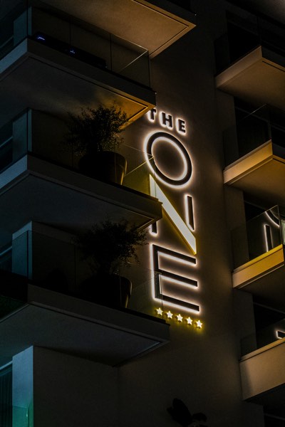 The One — l’insegna di notte