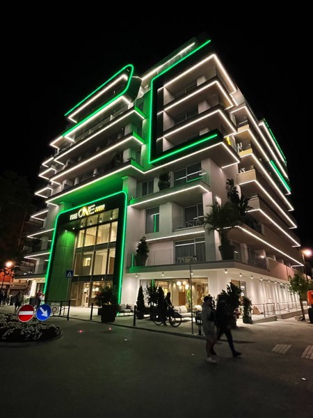 The One — il rivestimento di notte