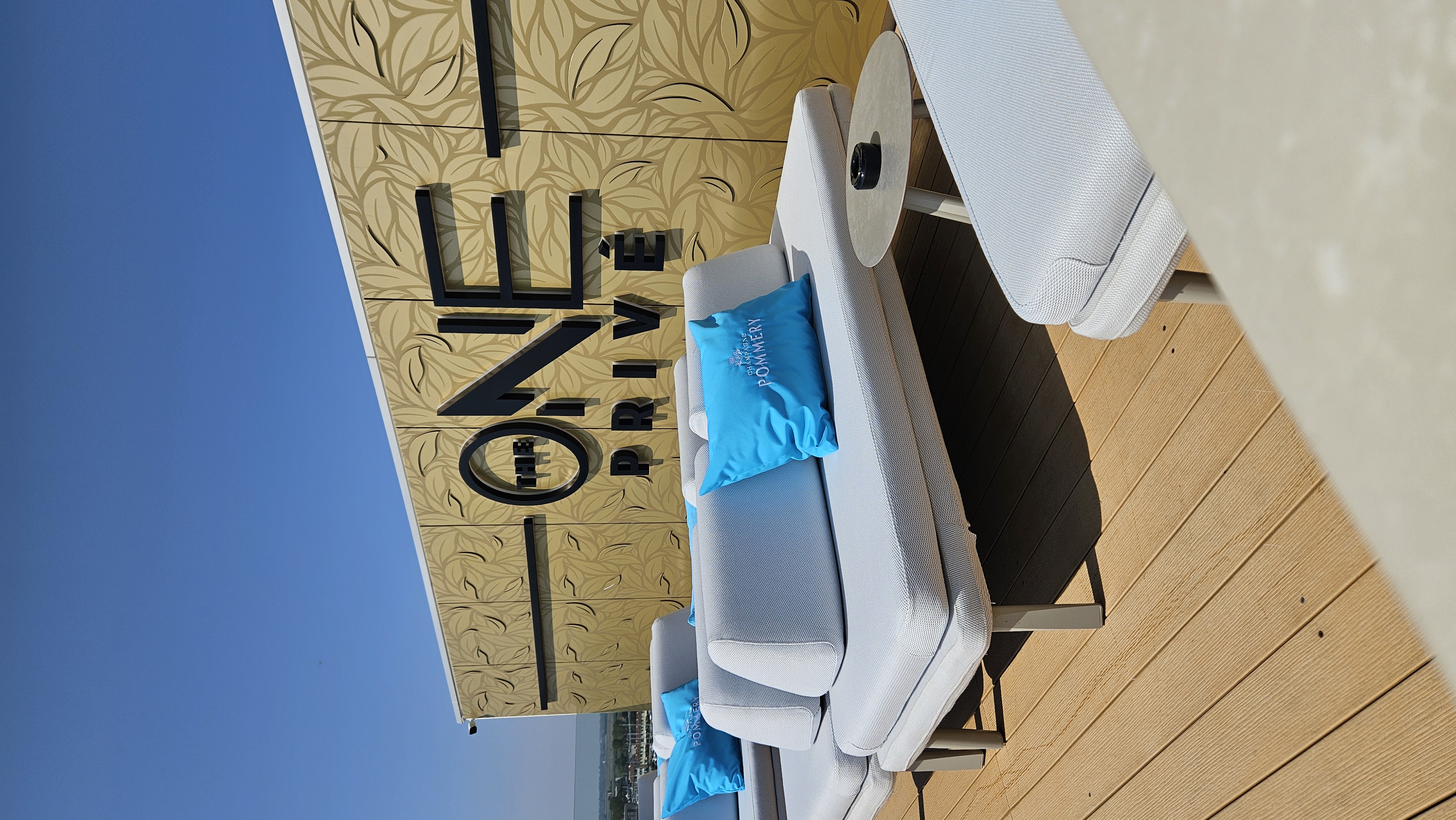 The One — il rivestimento di giorno